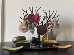 Click to view full screen Fekete szarvas ékszertartó photo review