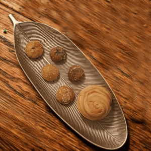 Modern levél formájú asztali kínáló tál - arany