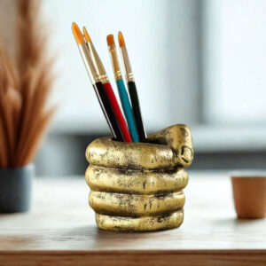 Asztali dekoráció - ceruzatartó arany ököl